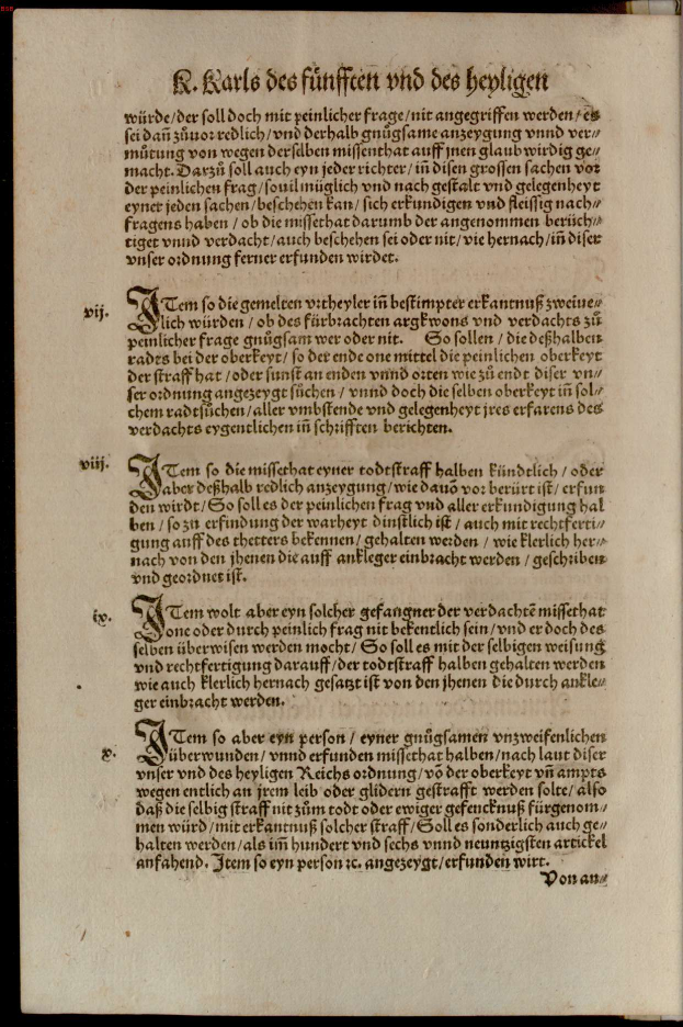Ein aufgeschlagenes Buch mit schwarzem Hintergrund, das eine Seite aus einem 16. Jahrhundert-Manuskript zeigt, mit Text aus dem Stundenbuch, das angeblich aus der Bibl. München, MS 0060, f 002v-002 stammt.