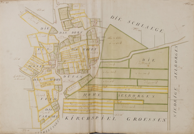 Altes Buch mit einer detaillierten Karte von Hamburg, Deutschland, einschließlich Straßen, Gebäuden und Sehenswürdigkeiten, begleitet von beschreibendem Text.