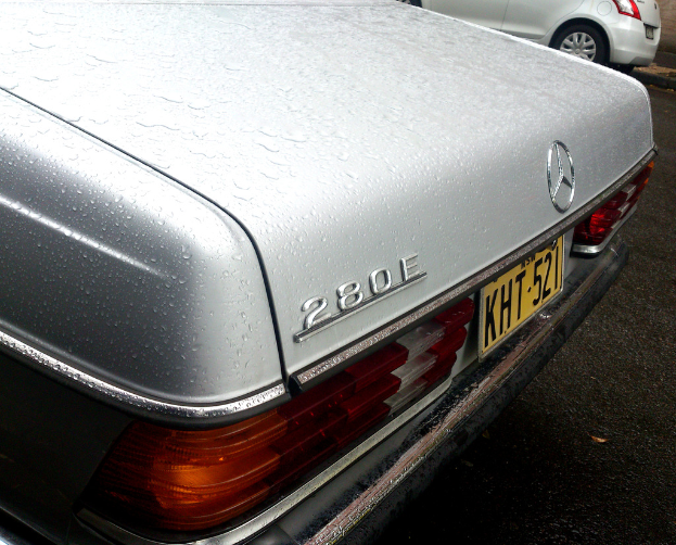 Ein Mercedes-Benz-Fahrzeug fährt auf der Straße mit einem anderen Fahrzeug nebenher.