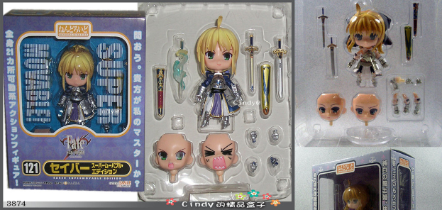 Spielzeuge in Kartons.