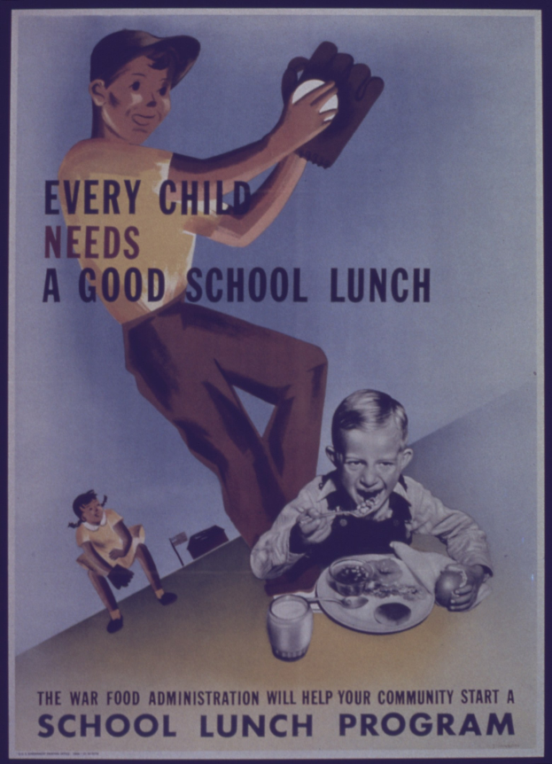 Plakat mit zwei Kindern an einem Tisch mit Essen, Getränk und Besteck, mit dem Text "Jedes Kind braucht ein gutes Schulessen."