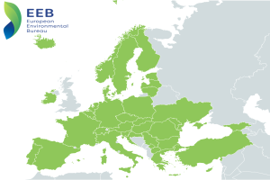 Eine Karte von Europa mit verschiedenen Grüntönen, die unterschiedliche Regionen anzeigen, und dem Logo des Europäischen Umweltbundes im linken oberen Eck.