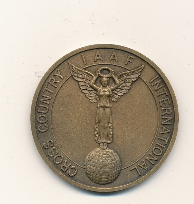 Eine Bronzemedaille mit der Inschrift "IAAF Cross Country International" auf einem weißen Hintergrund.