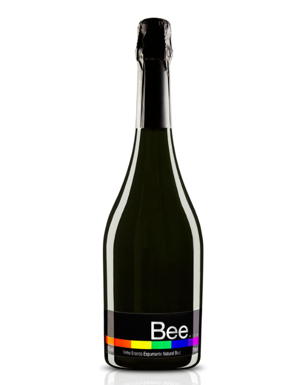 Eine grüne Flasche Biene-Sekt mit einem Etikett, auf dem 'Biene' steht.