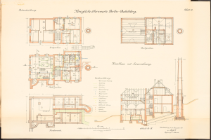 Altes Buch mit detaillierten Architekturplänen und Text, das eine Zeichnung des ursprünglichen Plans für das Königliche Hermwerk Berlin-Baklberg-Gebäude enthält.