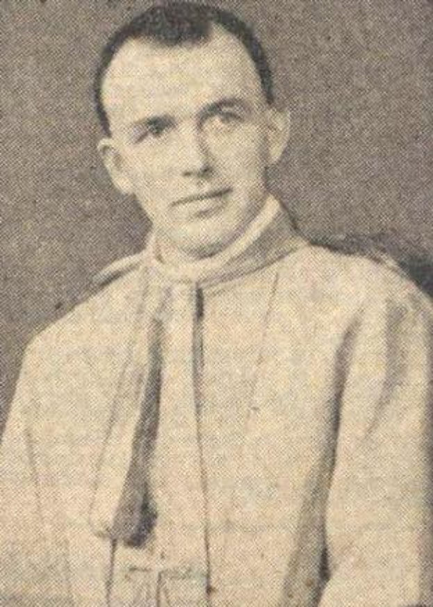 Schwarzes und weißes Foto eines Mannes in Priesterroben, der als erster Bischof der Katholischen Kirche vermutet wird, in weißer Robe mit schwarzem Kragen und Manschetten, schwarzem Hut mit weißer Feder, die Hände gefaltet mit ernster Miene.