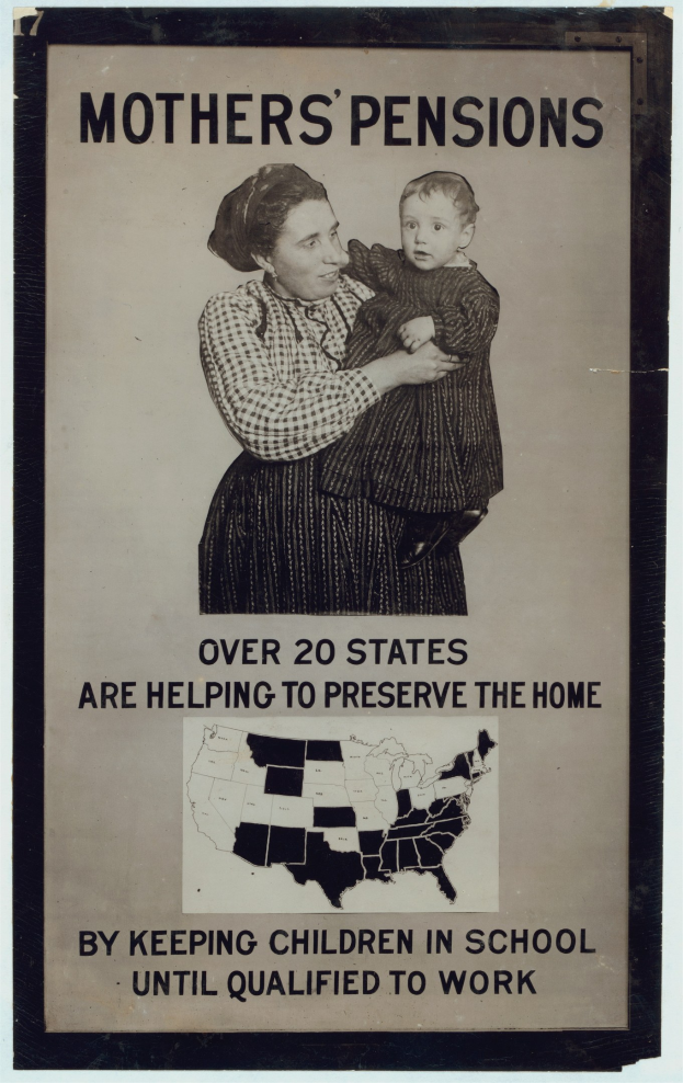 Frau mit einem Baby auf dem Arm, mit einem Plakat im Hintergrund, auf dem steht: 'Mutterrenten: Über 20 Bundesländer helfen, das Zuhause zu bewahren.'