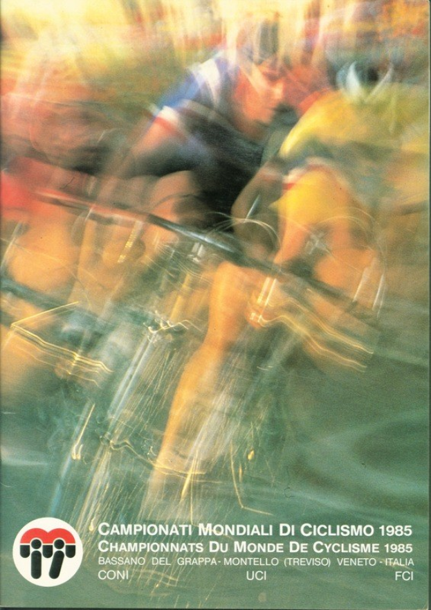 Plakat für die 1985er Weltmeisterschaft im Cyclisme, das Radfahrer in bunten Jerseys und Helmen auf farbigen Rädern vor einem blauen Himmel mit weißen Wolken zeigt.