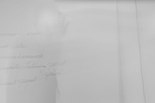 Ein Blatt Papier mit etwas darauf geschrieben.