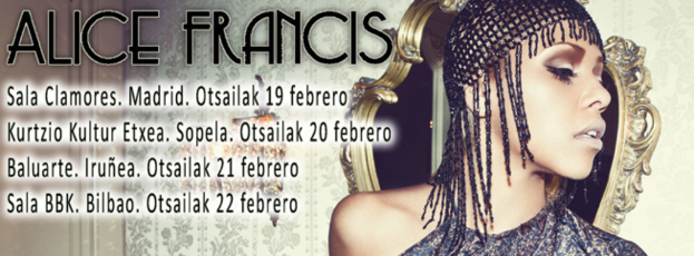 Eine Frau steht vor einem Spiegel, mit sichtbarem Text auf dem Plakat.