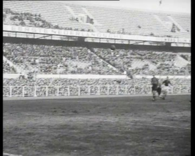 Schwarzes und weißes Foto von einem Finale der niederländischen Fußballmeisterschaft 1961-1962 in einem Stadion, das Spieler auf dem Feld und Zuschauer in den Rängen zeigt.