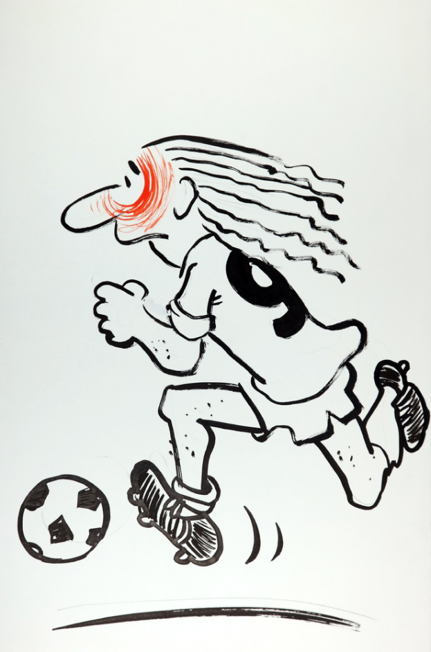 Ein Mädchen in Fußballuniform kickt einen Ball auf einer weißen Oberfläche, ihr Gesichtsausdruck zeigt Entschlossenheit.