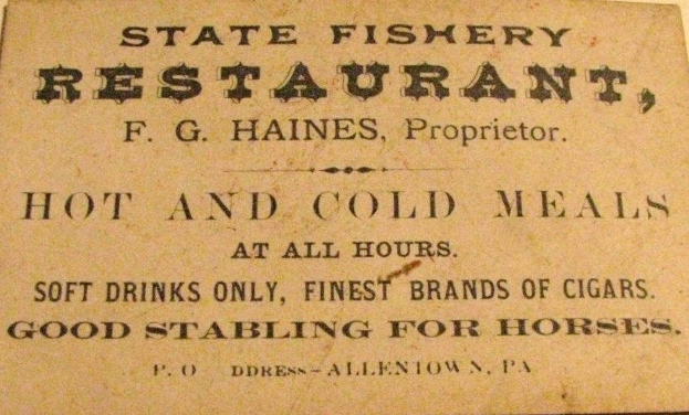 Alte Visitenkarte für ein staatliches Fischrestaurant mit Text auf einem Tisch.