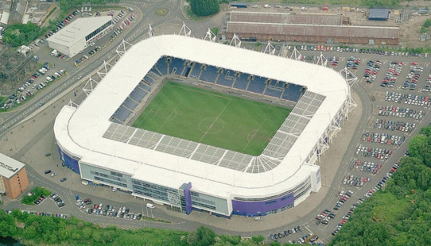 Luftaufnahme des Stadions von Tottenham Hotspur Football Club in einer Stadt, umgeben von Geb├Ąuden, B├Ąumen und Stra├čen mit Fahrzeugen.