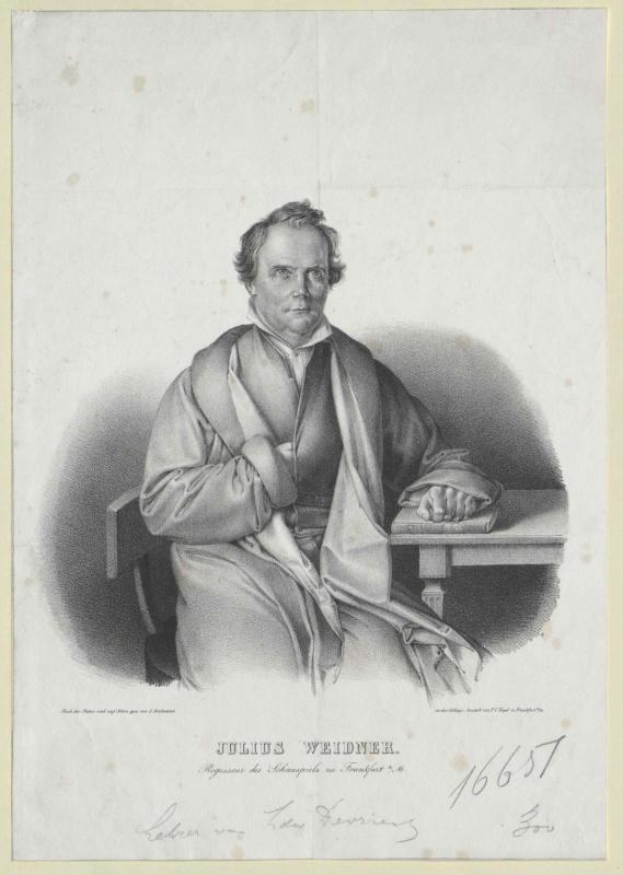 Portrait von Julius Weidner, einem deutschen Philosophen, der an einem Tisch sitzend mit ernstem Gesichtsausdruck und Krawatte dargestellt ist.