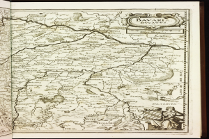 Ein aufgeschlagenes Buch mit einer detaillierten Karte von Bayern mit beschrifteten Städten, Dörfern, Flüssen und geografischen Merkmalen.