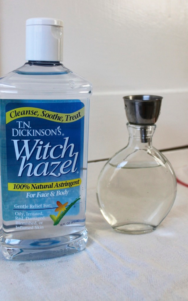 Eine Flasche mit Etikett und eine Glasflasche mit Stahlverschluss stehen auf einem Tisch.