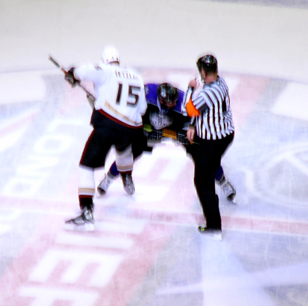 Drei Personen mit Helmen, Kleidung und Ski-Stiefeln.