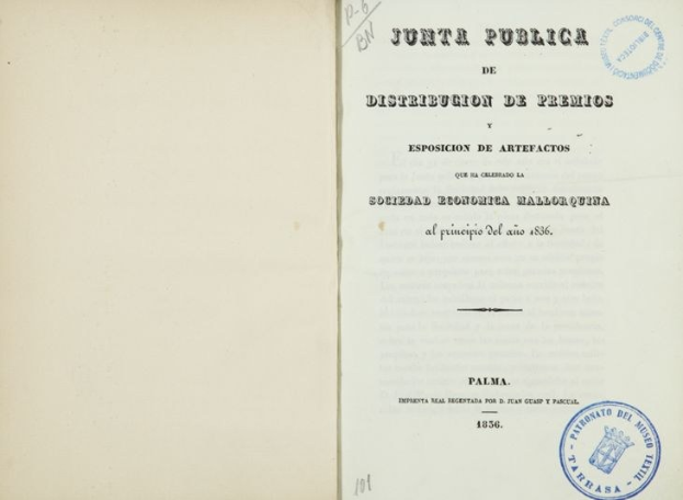 Offenes Buch mit einem blauen Stempel, der "Verteilung der Räumlichkeiten der spanischen Regierung im Jahr 1836" trägt, auf seinen Seiten. Es enthält gedruckten Text und zusätzliche Stempel.