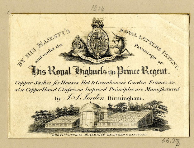 Eine abgenutzte Visitenkarte mit einer Illustration eines Gebäudes mit Bäumen, Text 'Die Königlichen Hochhäuser des Prince Regent' und einem Logo.