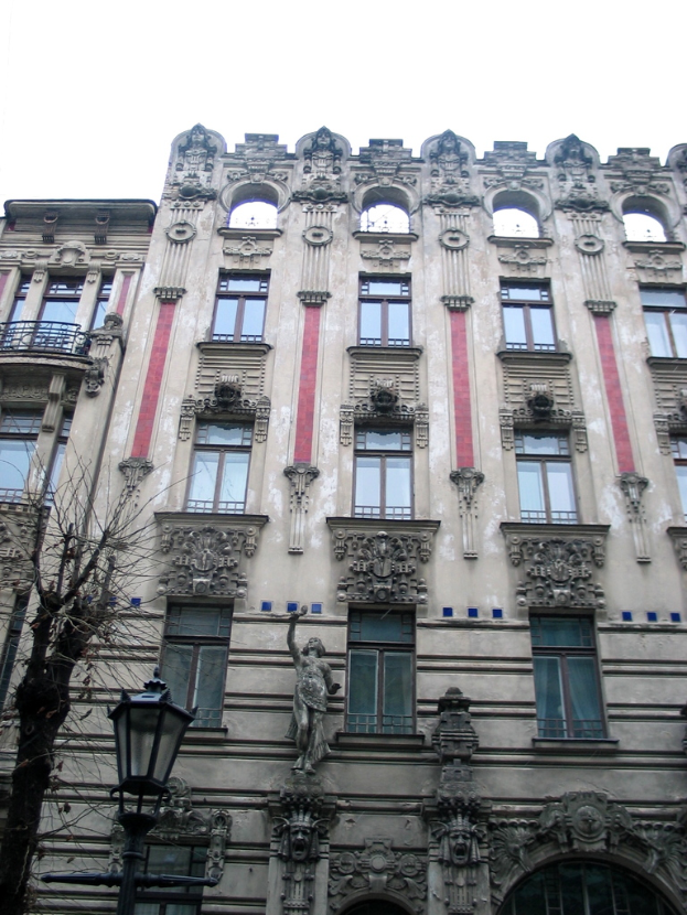 Ein hohes Gebäude mit einer Stange und einer Lampe in der linken unteren Ecke.