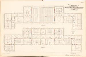 Ein aufgeschlagenes Buch mit einem detaillierten Grundriss des Berliner Olympia-Gymnasiums, das mit Etiketten versehene Räume, Flure, Fenster und Türen zeigt.