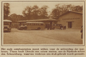 Altes Schwarz-Weiß-Foto eines Bushaltestellen mit mehreren geparkten Bussen, Menschen in der Nähe und Bäume und Gebäude im Hintergrund; Text erscheint unten.