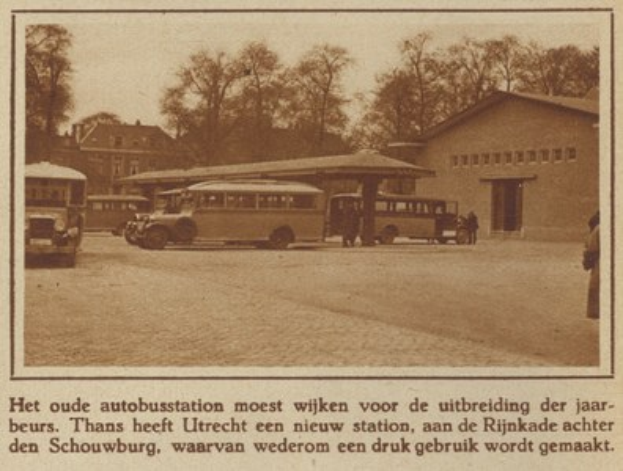 Altes Schwarz-Weiß-Foto eines Bushaltestellen mit mehreren geparkten Bussen, Menschen in der Nähe und Bäume und Gebäude im Hintergrund; Text erscheint unten.