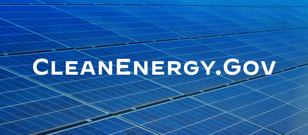 Ein blaues Solarpaneel mit dem weißen Text "Clean Energy Gov" in der Mitte, in einem Gittermuster angeordnet.