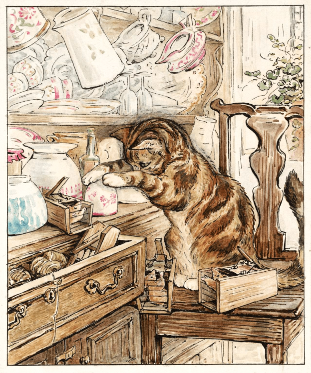 Eine Katze sitzt auf einem Tisch in der Nähe einer Kommode, umgeben von Gegenständen wie einer Blumenvase und einer Schachtel, mit Tellern, Tassen und einer Pflanze im Hintergrund.