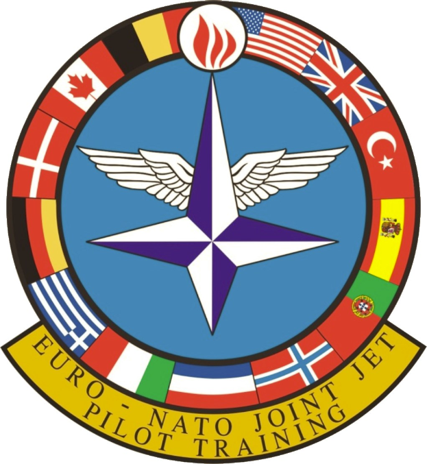 Logo der NATO Joint Jet Pilot Training mit einem blauen Kreis mit einem weißen Stern, umgeben von vierfarbigen Flaggen und dem Text "NATO Joint Jet" in Weiß.