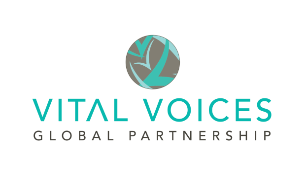 Ein Logo mit den Worten "Vital Voices Global Partnership" in fetter, schwarzer Schrift auf einem weißen Hintergrund, das einen blauen und weißen Kreis mit einer weißen Taube darin zeigt, die Frieden und Hoffnung symbolisiert, umgeben von einem schmalen schwarzen Rand.