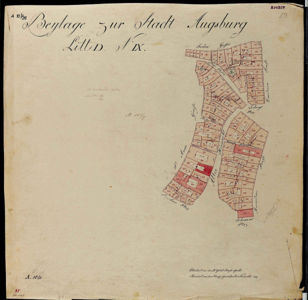 Ein altes Buch mit einer detaillierten Karte von Augsburg, das Straßen, Gebäude und Sehenswürdigkeiten zeigt und von begleitendem Text mit zusätzlichen Informationen.