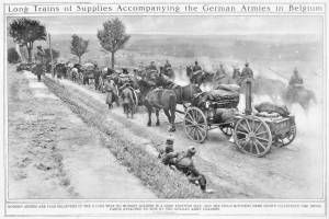Schwarzes und weißes Bild einer Versorgungskolonne in Belgien mit Menschen, Pferden, einem Wagen und einem Hintergrund aus Bäumen, Hügeln und Himmel, mit Text oben und unten.