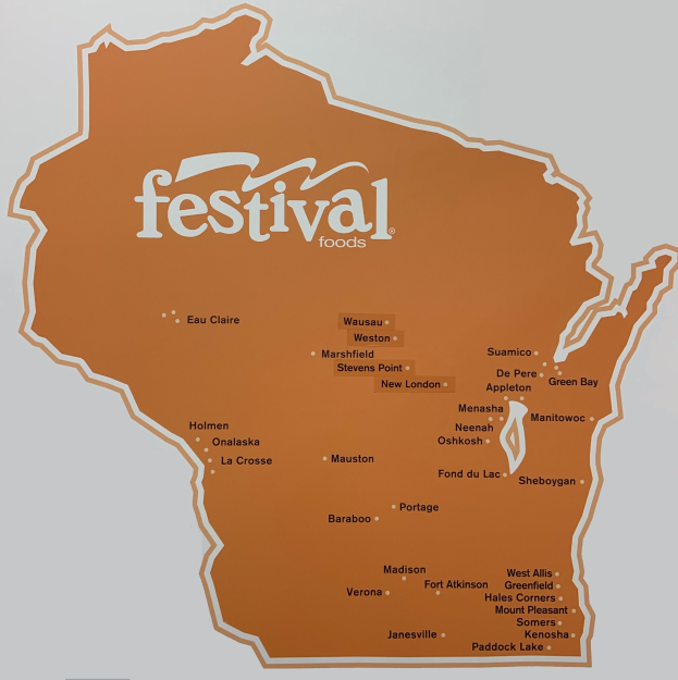 Ein farbenfrohes Plakat einer Wisconsin-Karte voller leckerer Speisen, beschriftet mit "Festival Foods."