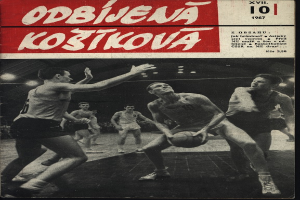 Ein Schwarz-Weiß-Foto einer Gruppe von Männern, die Basketball auf einem Platz spielen, wobei einer einen Ball hält und Text oben und unten die "Odžiena Kostkova"-Bände 10 bis 28 auflistet.