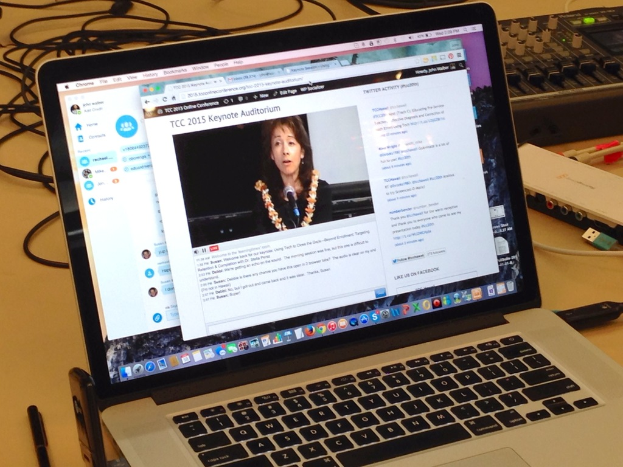 Ein unordentlicher Tisch mit mehreren Computer-Kernen, einem Laptop, einem Stift und einigen anderen Gegenständen.