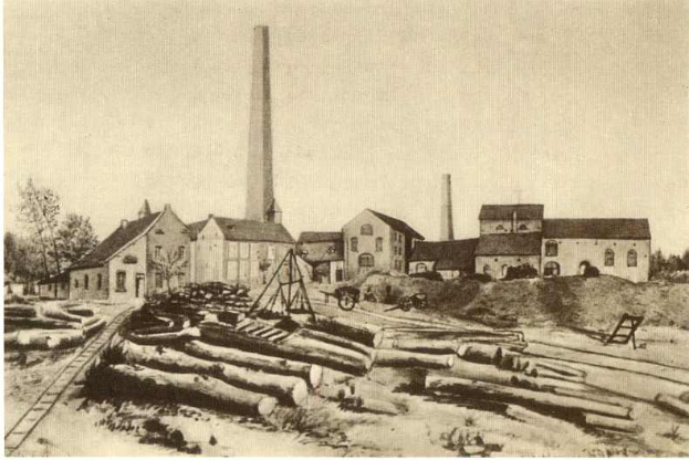 Schwarz-weiß-Foto einer Fabrik mit einem Holzstapel davor, beschriftet mit "Sägewerk, New York" unten.