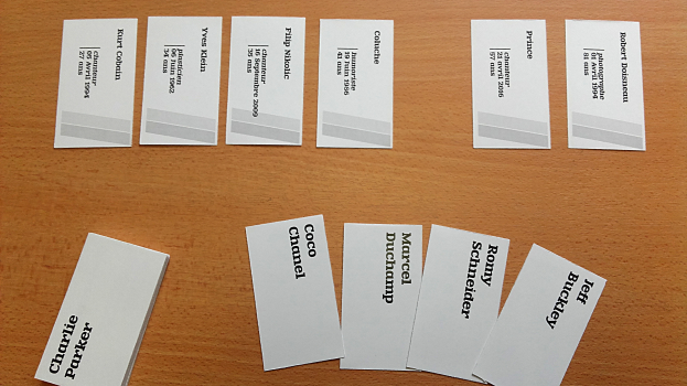 Ein Holztisch Mit Einem Stapel Weißer Visitenkarten, Jede Mit Gedrucktem Text.