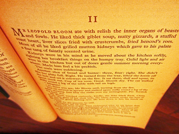 Zwei Blätter Papier nebeneinandergelegt.