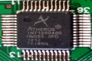 Nahaufnahme eines Mikroprozessors auf einer grünen Leiterplatte, der seine gedruckten Komponenten und Texte zeigt.