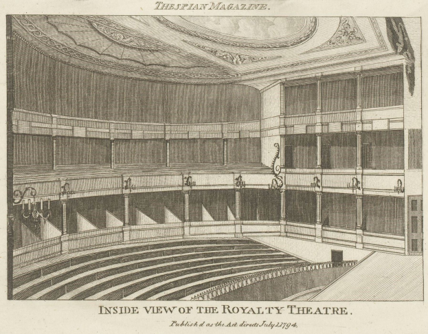 Innenansicht des Königlichen Theaters mit Treppen, Geländern, Lampen und Decke, mit Text am unteren Rand.