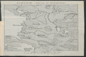 Ein altes Buch mit einer detaillierten Landkarte Albaniens auf dem Cover, das gegen einen schwarzen Hintergrund gesetzt ist und verschiedene Regionen des Landes zeigt.