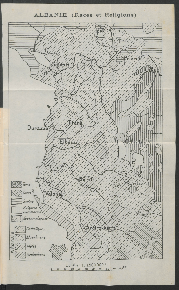 Ein altes Buch mit einer detaillierten Landkarte Albaniens auf dem Cover, das gegen einen schwarzen Hintergrund gesetzt ist und verschiedene Regionen des Landes zeigt.