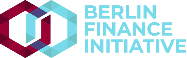 Logo der Berlin Finance Initiative mit einem blauen Kreis mit weißer Umrandung und einem weißen "B" in der Mitte, umgeben von einem weißen Ring mit blau-weißem Karomuster, alles auf einem weißen Hintergrund mit der Aufschrift "Berlin Finance Initiative" in fetter schwarzer Schrift.