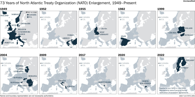 Karte veranschaulicht die Erweiterung der NATO von 1949 bis heute, wobei die Regionen farblich nach dem Jahr des Beitritts unterteilt sind.