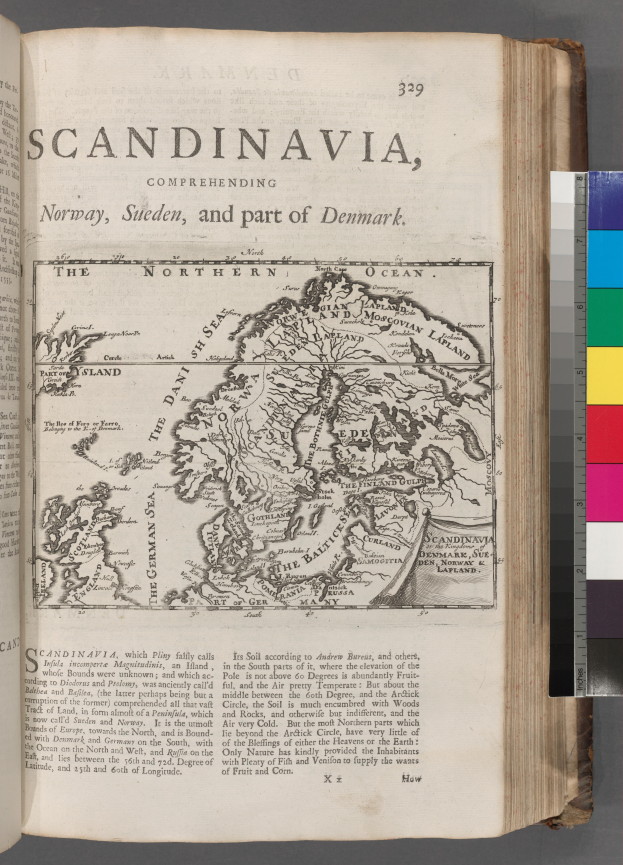Ein aufgeschlagenes Buch, das eine detaillierte Karte von Skandinavien zeigt, einschließlich geografischer Merkmale wie Berge, Flüsse und Städte, mit begleitendem Text.
