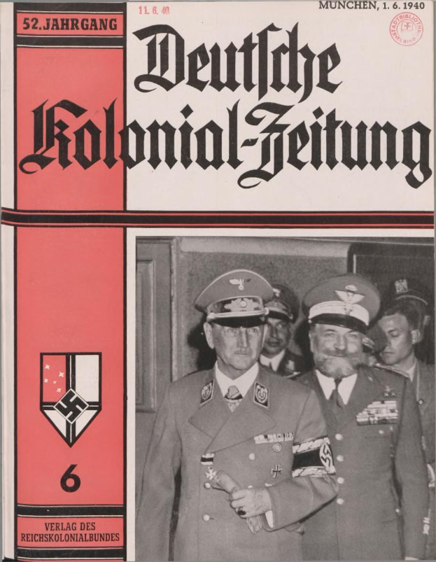 Buch mit dem Titel 'Deutsches Kolonial-Zeitung' vom November 1940, das Adolf Hitler auf dem Cover zeigt, gehalten von einer Person umgeben von anderen mit Mützen.