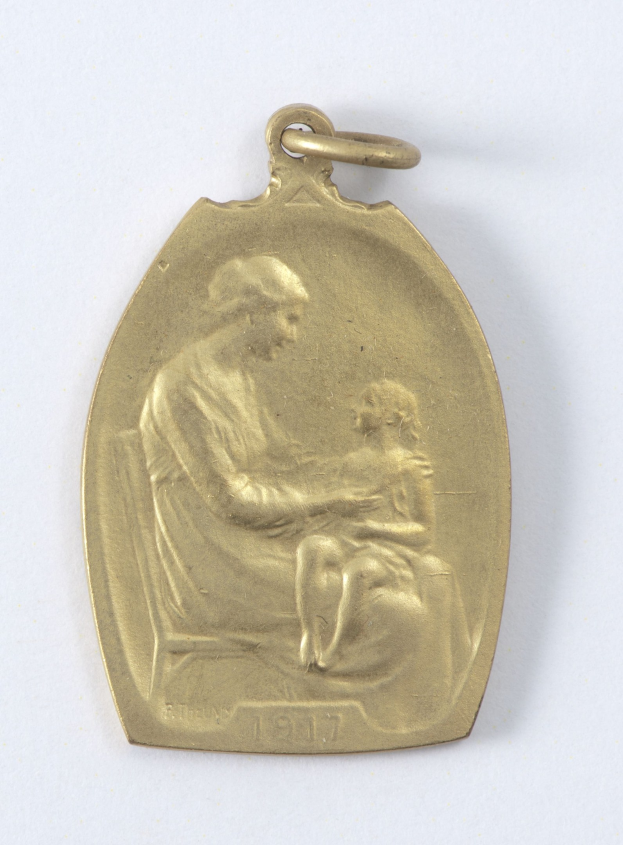 Goldmedaille mit Relief einer Frau in weißem Kleid mit Haarknoten, die ein Kind hält, mit der Inschrift "Mutter und Kind."