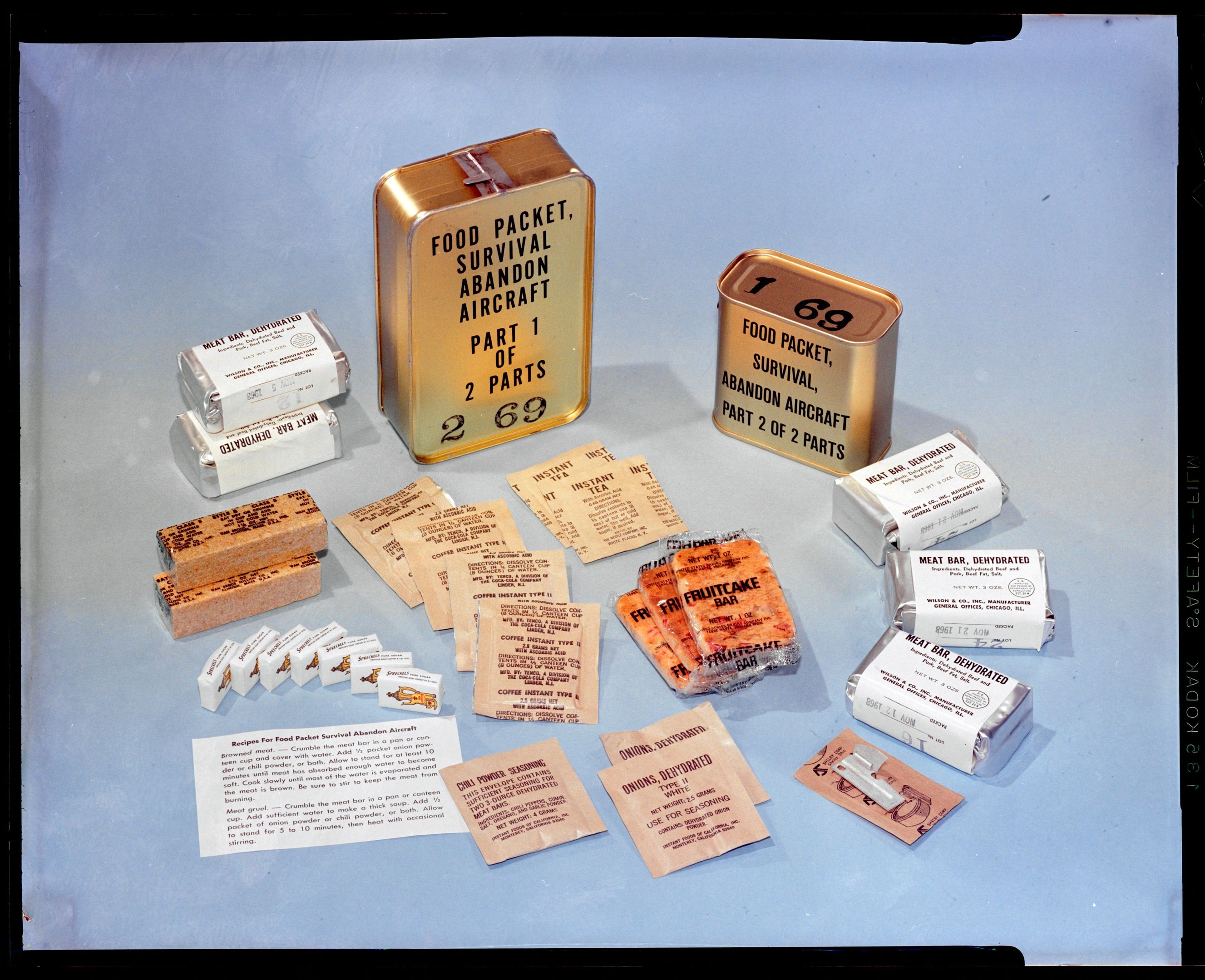 Ein Tisch mit mehreren Erste-Hilfe-Kästen, darunter Boxen und Anleitungsblätter.